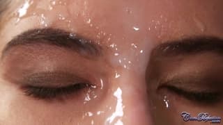 Une belle brune suce et se prend une faciale