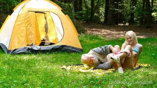 Teen fait du camping sauvage et baise un vieux en ENF CMNF Teen fait du camping sauvage et baise un vieux en ENF CMNF