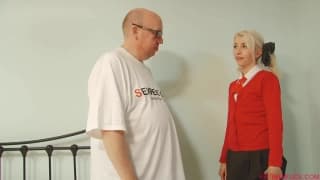 Blonde en tenue étudiante va sucer un homme