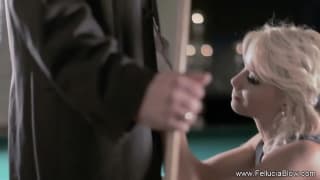 MILF sulfureuse taille une pipe toute habillée dans un gala