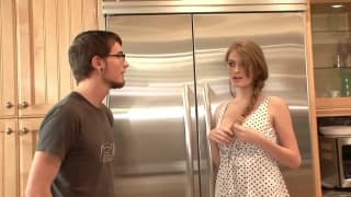 Premier porno pour l'inexpérimentée Faye Reagan