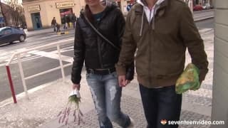 Fleurs et baiser pour une petite amie teen