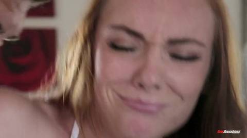 Un massage assez torride avec Dani Jensen !