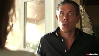 Jill Kassidy montre à ses voisins ce qu'elle fait avec l'huile