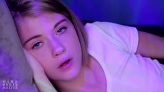 Hannah Hays suce et ce caresse le corps