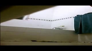 Blonde espionnée pendant la douche