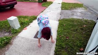 Lola Fae adore se faire baiser en voiture