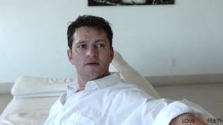 Emily Willis adore qu'on lui lèche les pieds