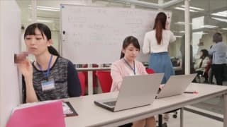 Gloryhole au travail pour ces employées de bureau