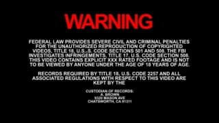 Une latine saute une black avec un strapon