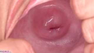 Une lesbienne mature séduit sa jeune amie