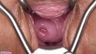 Elle s'écarte la chatte en solitaire