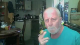 Ce papa sort sa bite, se branle et fume