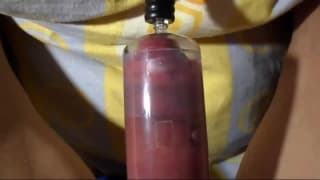 Pomper sa bite pour devenir dur et se masturber