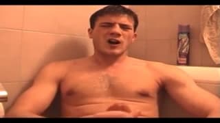 Mec gay avec une énorme bite se branle