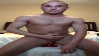 Il a tous les jouets sexuels qu'il faut !