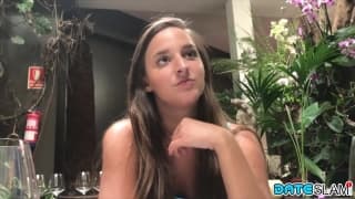 Après un resto, cette brunette se fait baiser dans un hôtel à Bali