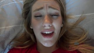 Kasey Miller se régale lors de cette scène