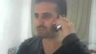 Au téléphone, il tripote bien sa queue !