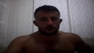 Cet étalon branle copieusement sont pénis !