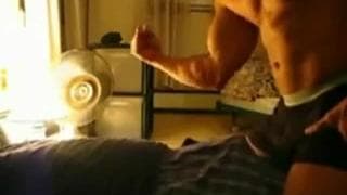 Mec musclé veut juste devenir dur sur caméra