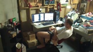 Un mec qui aime regarder du porno et se branler