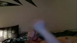 Travesti avec rouge à lèvre se masturbe devant la cam et éjacule