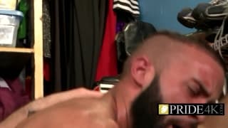 L'étalon gay remplit son collègue de sa bite