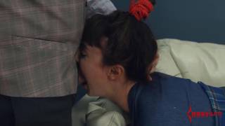 Une brune soumise qui touche le cul de son maître