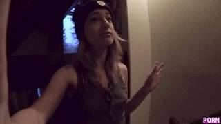 Petite salope démonter sous la douche