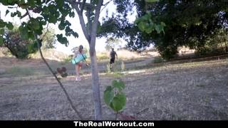 Une petite sportive va baiser dehors