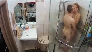 Jeune rousse se fait soulever sous la douche
