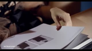 Emo tatouée hongroise Arteya Dee se masturbe et jouit fort