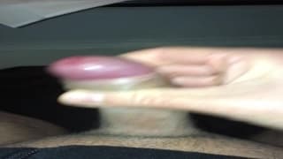 Il gicle son foutre partout sur son bide