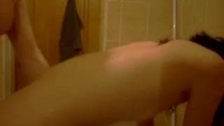 Dépucelage anale pour une petite brunette