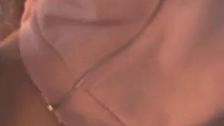 Jolie blonde avale le foutre de son gros mec