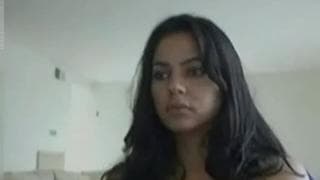 Teen se déshabille petit à petit et se caresse