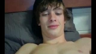 Jeunot se tape une branlette devant sa caméra