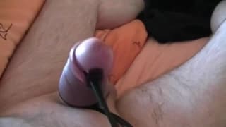 Ce mec ligote sa bite et éjacule sans branlette