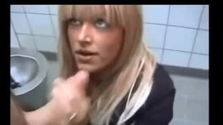 Plusieurs branlettes et pipes en public