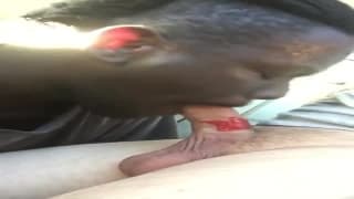 Le mec a droit à une friandise pendant la pipe