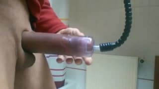 Il pompe sa queue afin d'obtenir plus de foutre