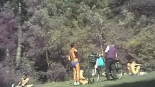 Jardin libéral avec des nudistes partout