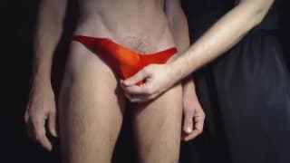 Ce type adore être massé et branlé par son ami