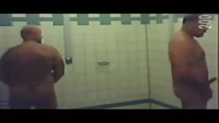 Film voyeur gay dans une douche publique
