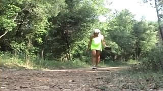 Travesti mature s'exhibe à la route de campagne