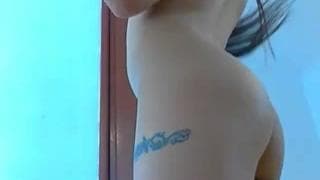 Trans latine fait gros plan de sa branlette