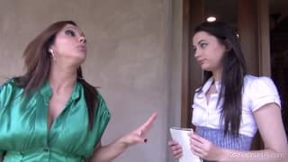 Une milf coach une jeunette pour lui lécher la chatte