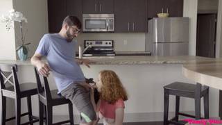 Abby est une rousse qui baise partout