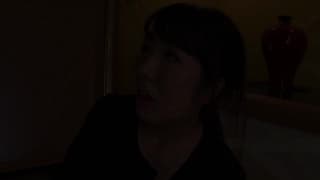 Raser une chatte asiatique et la baiser après